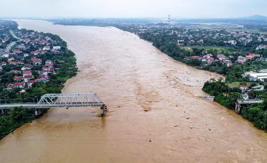 Video: Bridge Collapses in Typhoon-Hit Vietnam, Vehicles Plunge into River