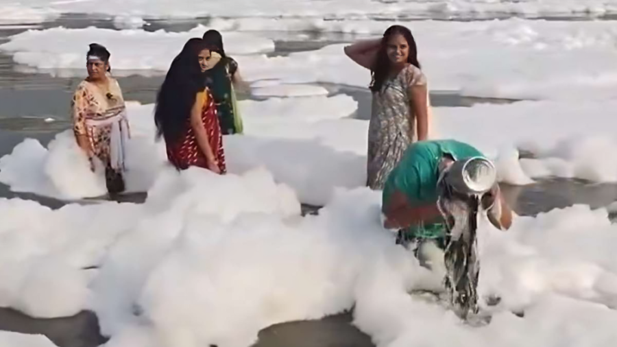 Woman Washes Hair in Toxic Foam of Yamuna River